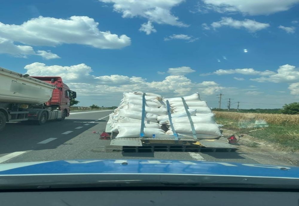 Șoferul unui autoturism cu o semiremorcă fără obloane încărcată cu saci, sancționat de polițiștii Secției 6 Poliție Rurală Tecuci – Postul de Poliție Movileni