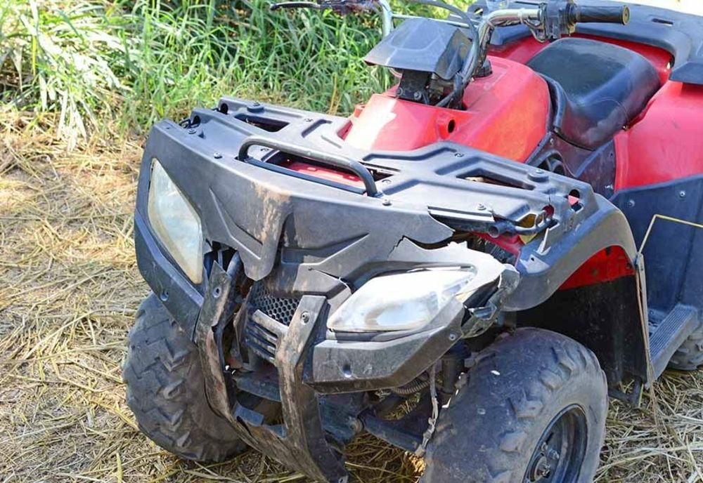 Accidentat grav după ce a intrat cu ATV-ul într-un gard
