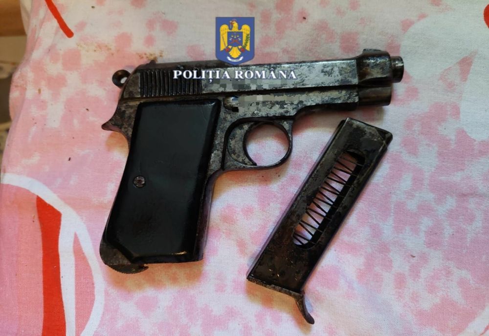 Pistol găsit ascuns în canapea
