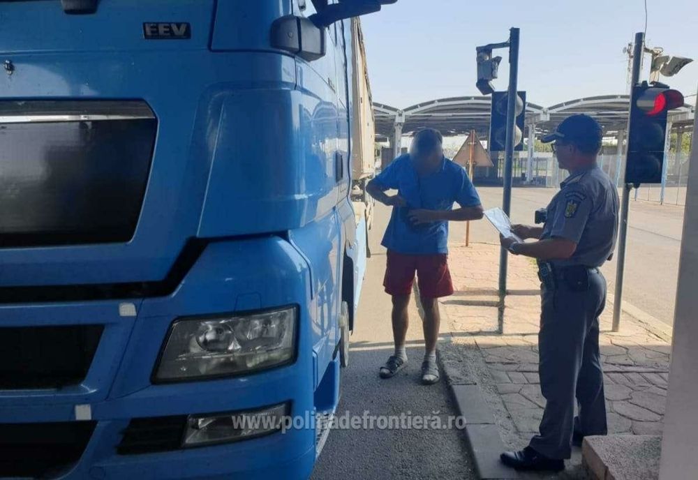 Doi șoferi ucraineni s-au prezentat la controlul de frontieră cu atestate de competență profesională fals total