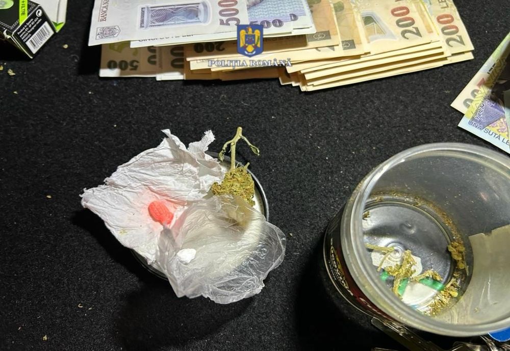 Oprit în trafic de polițiști, a aruncat pe geam un săculeț care conținea un mugure de substanță vegetală cu miros înțepător, o bucată de substanță solidă tip cristal și o capsulă de culoare portocalie