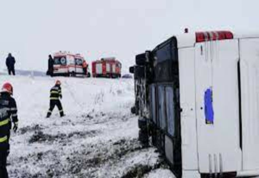 Microbuz plin cu pasageri, răsturnat de vânt, în Galați. A fost activat planul roșu de intervenție: 17 persoane, rănite ușor