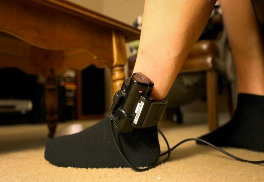 A VÂNDUT TELEFONUL CU CARE ERA MONITORIZAT: UN BĂCĂUAN ȘI-A ÎNȘELAT PRIETENUL PENTRU DOAR 150 DE LEI