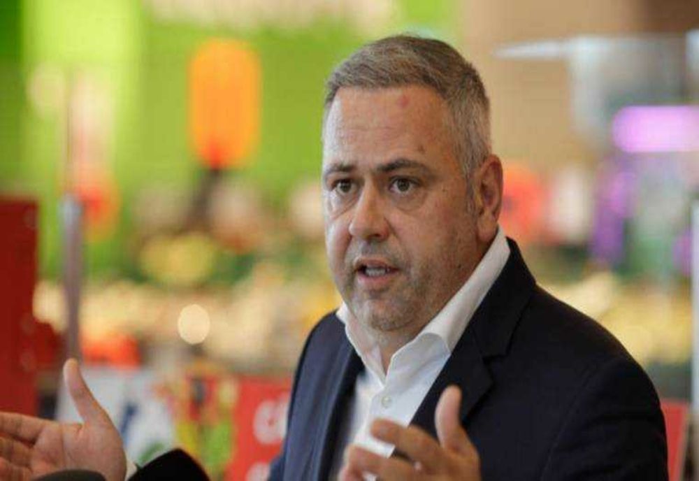 MINISTRUL AGRICULTURII ÎI CEARTĂ PE ROMÂNI CĂ MĂNÂNCĂ AVOCADO ȘI MOZARELLA ÎN LOC DE BRÂNZĂ ȘI ROȘII AUTOHTONE