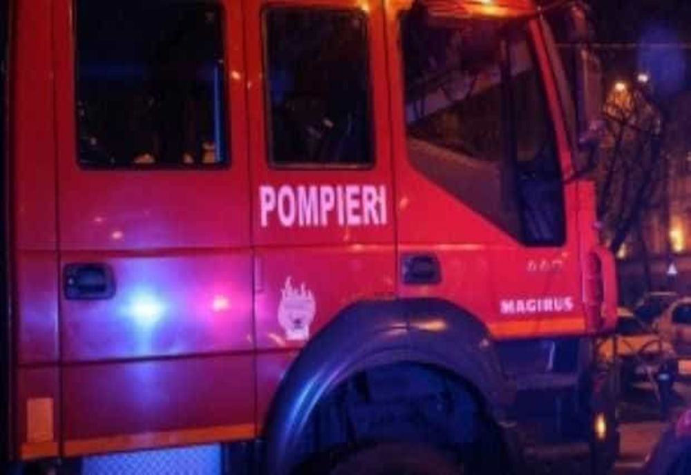 Explozie urmată de incendiu într-un bloc din Zalău. Autoritățile au activat Planul Roșu de Intervenție