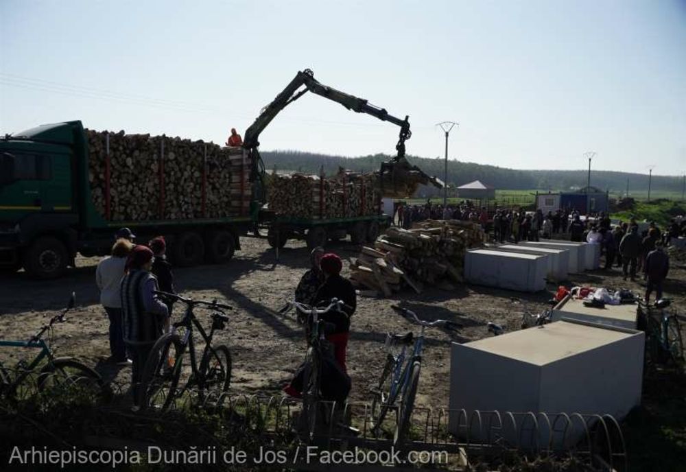 ALTE TREI TIR-URI PLINE CU LEMNE AU AJUNS LA FAMILIILE AFECTATE DE INUNDAŢII
