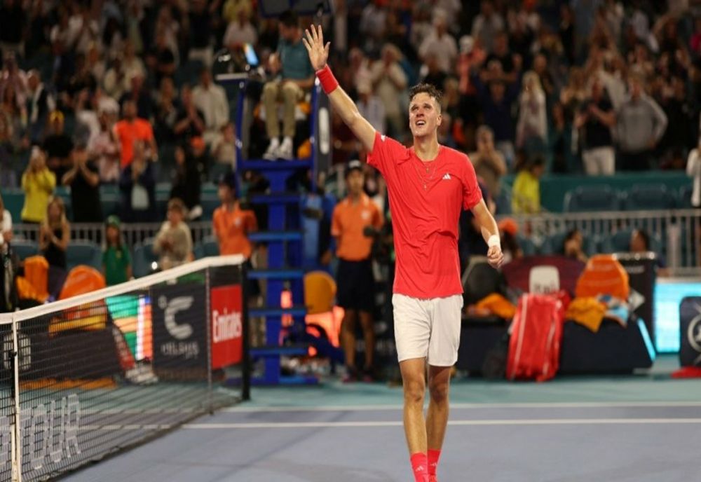 MENSIK ÎL ÎNVINGE PE IDOLUL DJOKOVIC ÎN FINALA MIAMI OPEN