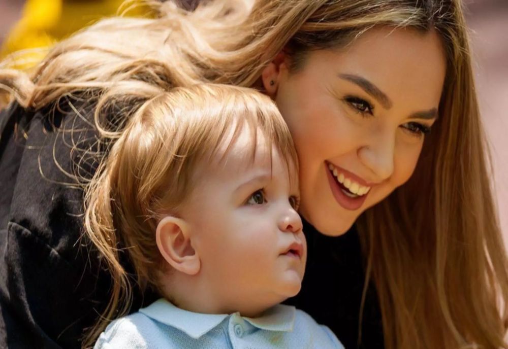 SOȚIA LUI GEORGE SIMION, ALĂTURI DE COPILUL LOR: MOMENTE EMOȚIONANTE. INTERVIU DE COLECȚIE CU ILINCA SIMION DE LA ORA 21.00, LA CULISELE STATULUI PARALEL