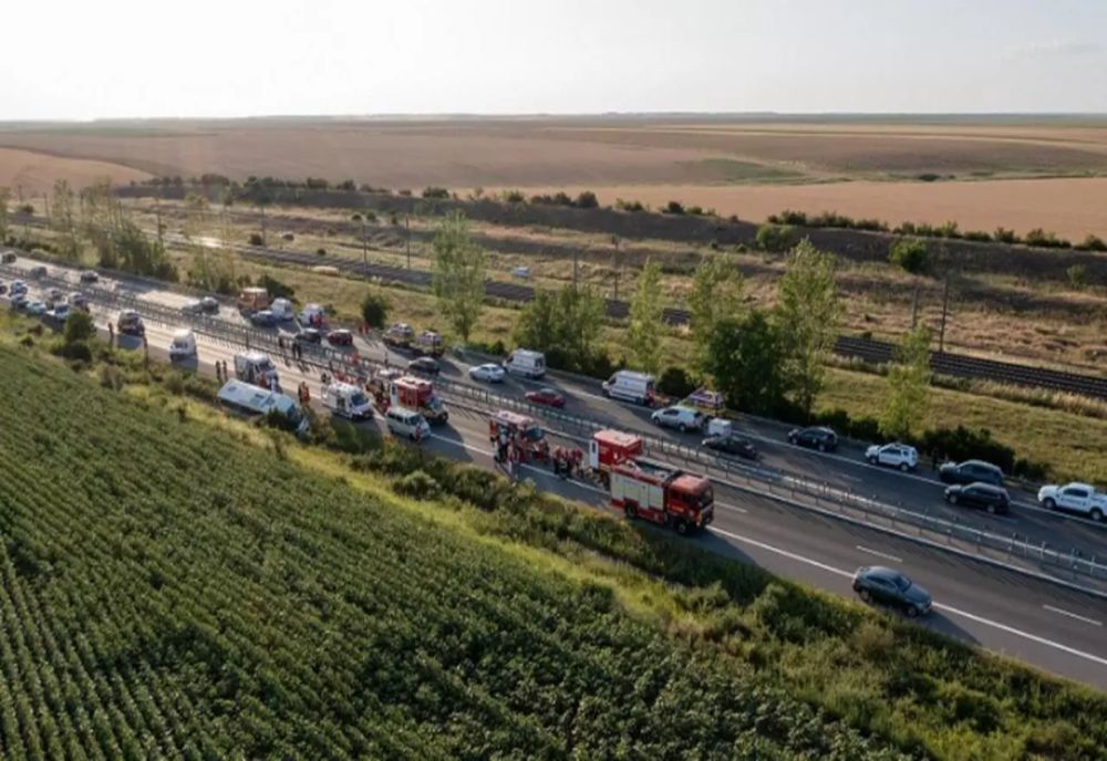 DOI COPII ÎN STARE GRAVĂ, DUPĂ ACCIDENTUL DE AUTOCAR DE PE A2