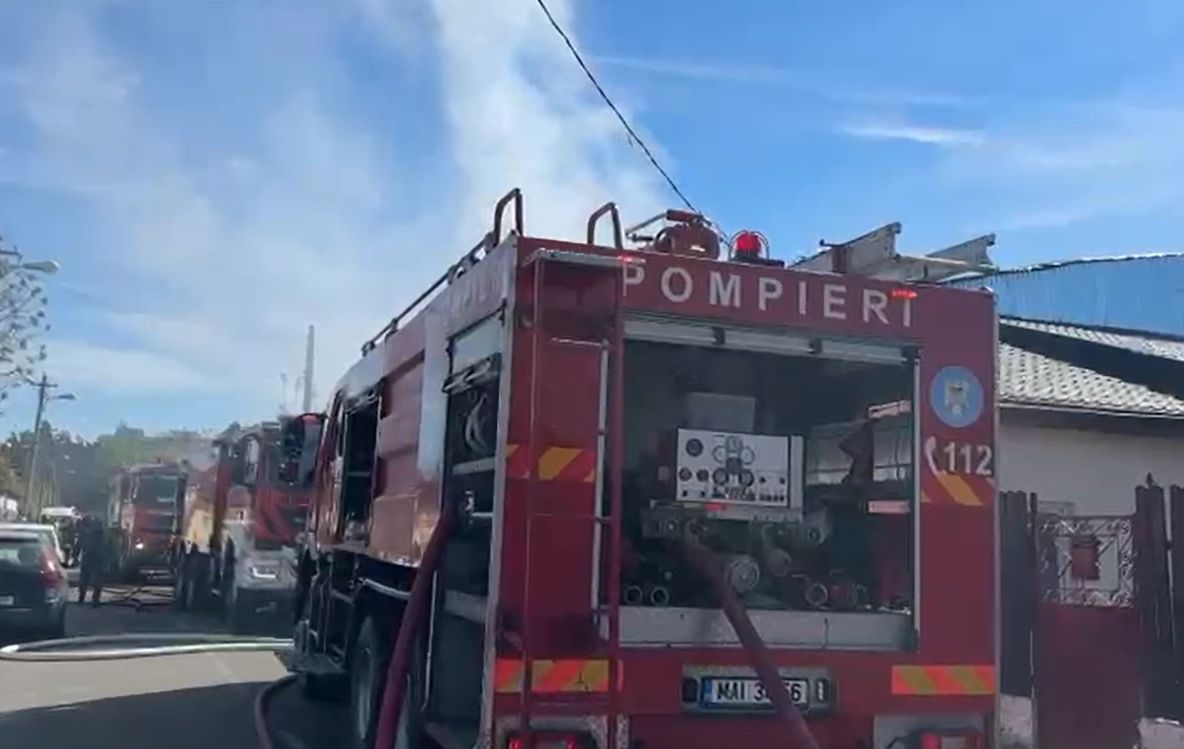 Incendiu major în Galați după ce o casă a fost lovită de un fulger