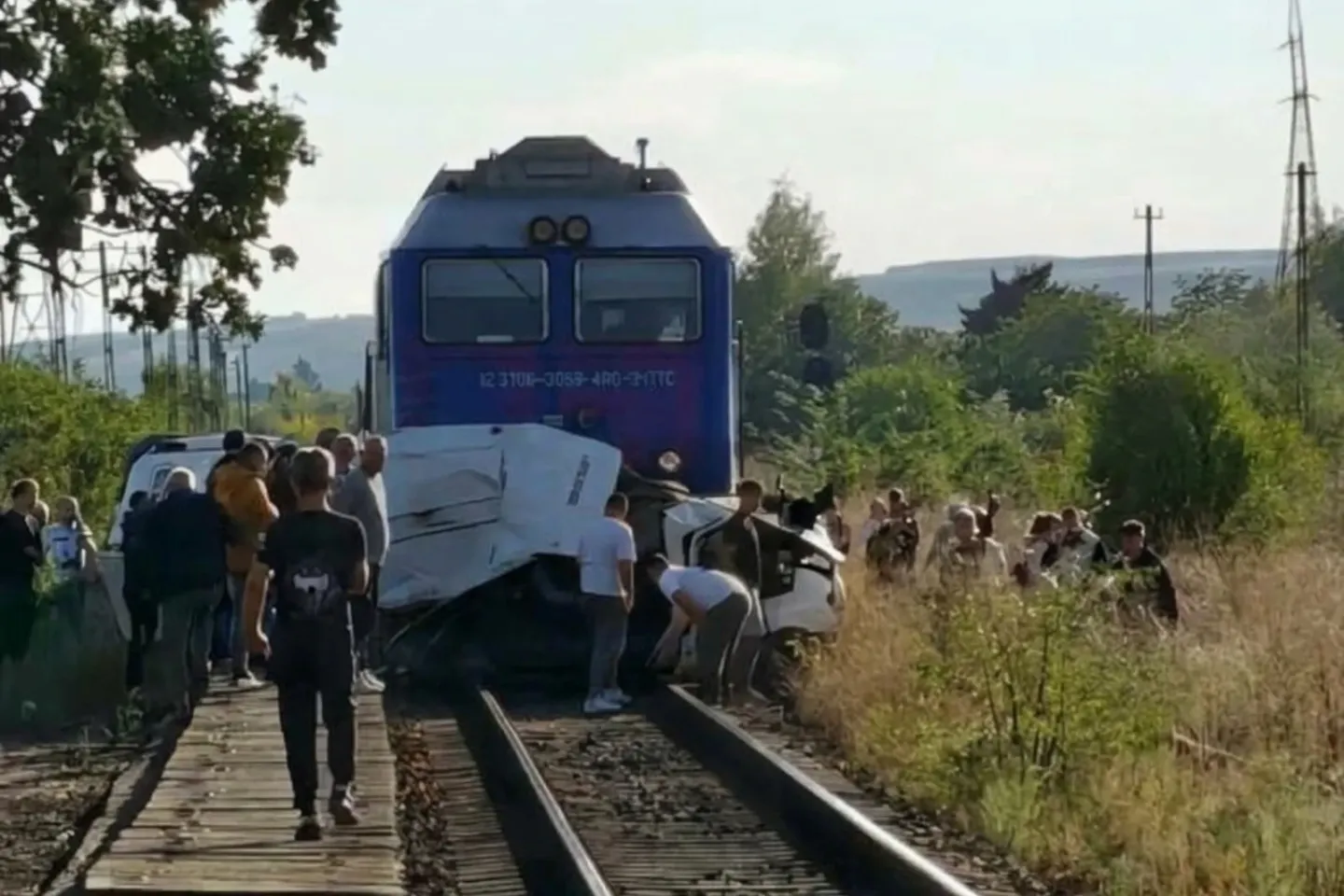 Patru oameni au murit după ce mașina lor a fost lovită de tren. La volan era o tânără cu permis de trei zile