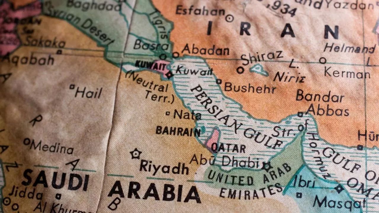 Focuri de armă în Strâmtoarea Ormuz. Iranul a închis din nou strâmtoarea