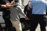 4 bărbați au terorizat un cartier din Galați. Mașini sparte cu bâte și uși de apartamente puse la pământ