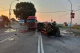 Accident rutier grav în Galați. Un microbuz a luat foc după ce s-a ciocnit cu un TIR