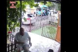 Imagini revoltătoare la Galați: Femeile împing un autobuz stricat, în timp ce bărbații filmează de la terasă și se amuză VIDEO