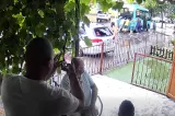 Femeile împingeau microbuzul, bărbații comentau de la terasă. Scene incredibile în Galați - VIDEO