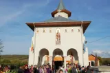 Rugineni, în sărbătoare: ÎPS Casian a sfințit pictura bisericii și a adus spre cinstire moaștele Sfântului Constantin Sârbu