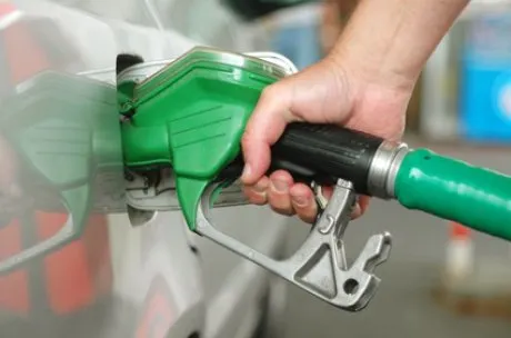 UE reduce TVA pentru carburanți, Bolojan ieftinește cu 68 de bani pe litru
