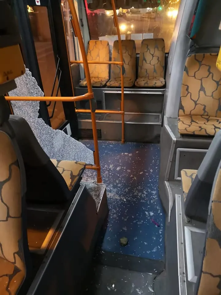 autobuz vandalizat