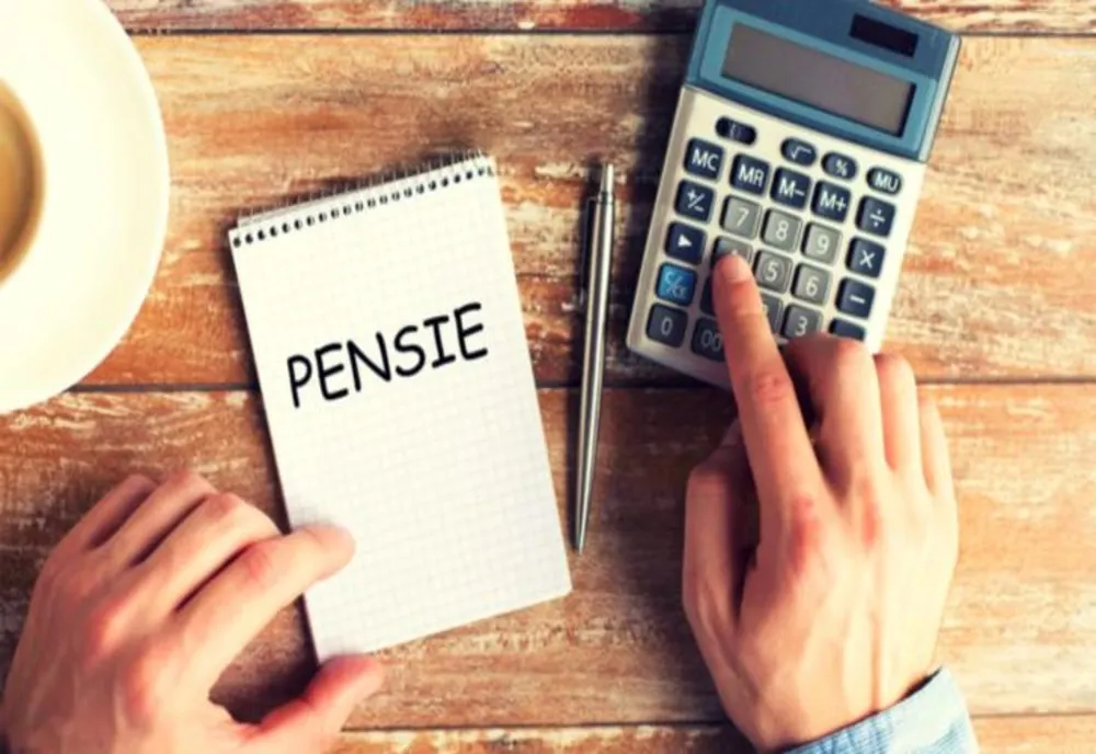 Sute de dosare de pensii, falsificate de medici. Rețeaua, deconspirată de pensionari băuți, la o pomană