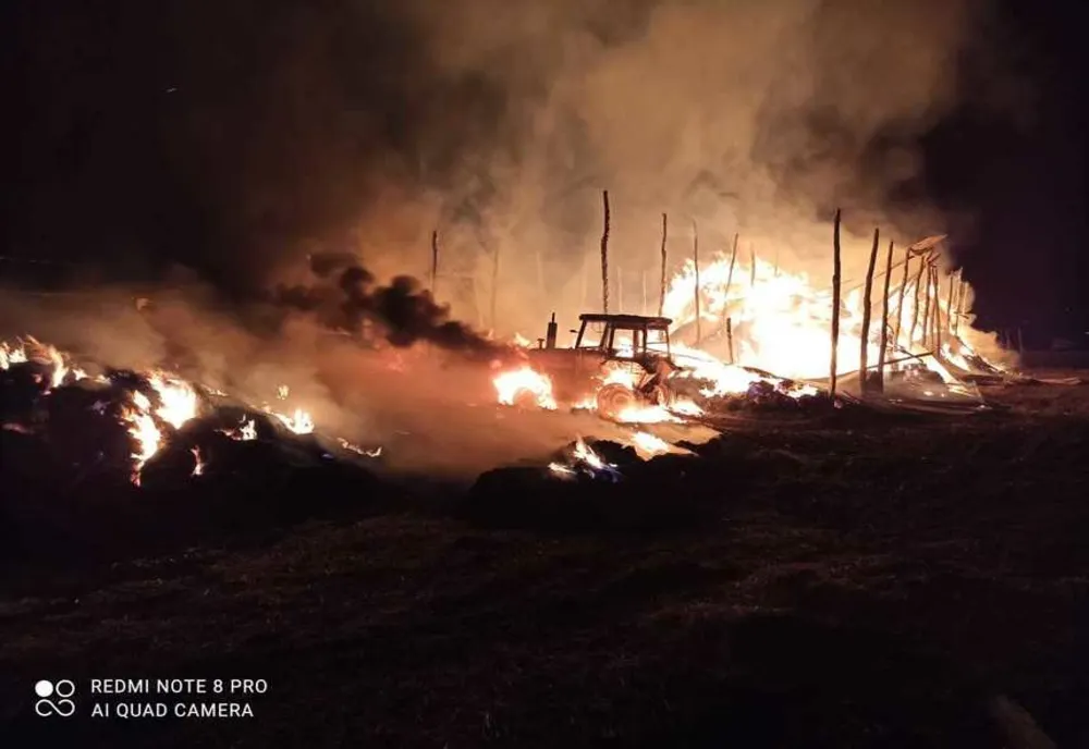 Incendiu la un saivan în care se aflau animale şi zeci de mii de baloţi de nutreţ