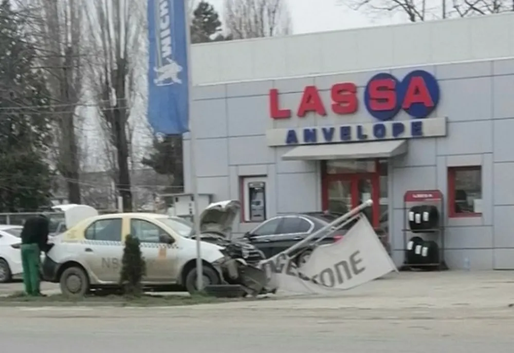 Unui taximetrist din Tecuci i s-a făcut rău la volan și a intrat cu mașina  într-un stâlp