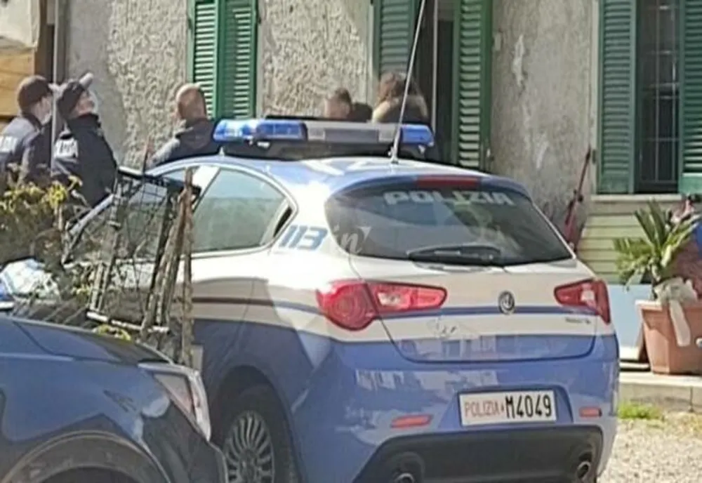 Femeie de 32 de ani găsită moartă acasă, cu o rană în gât