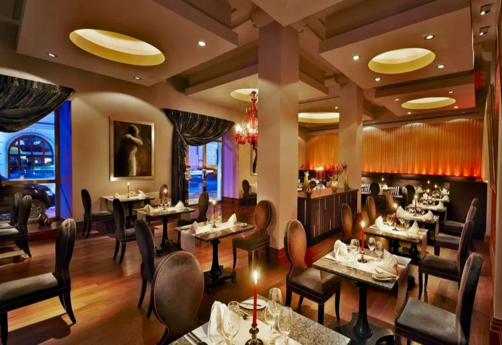 De astăzi se redeschid restaurantele și sălile de spectacol la o capacitate de 30%