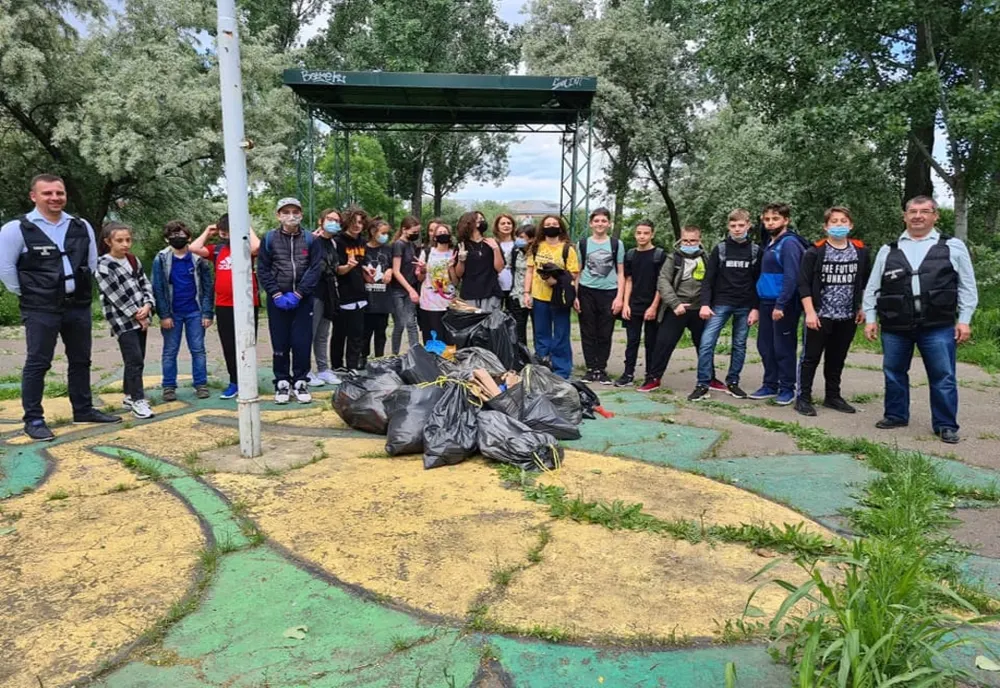 Acțiune de ecologizare pe „Insula Cercetaşilor” din Tecuci