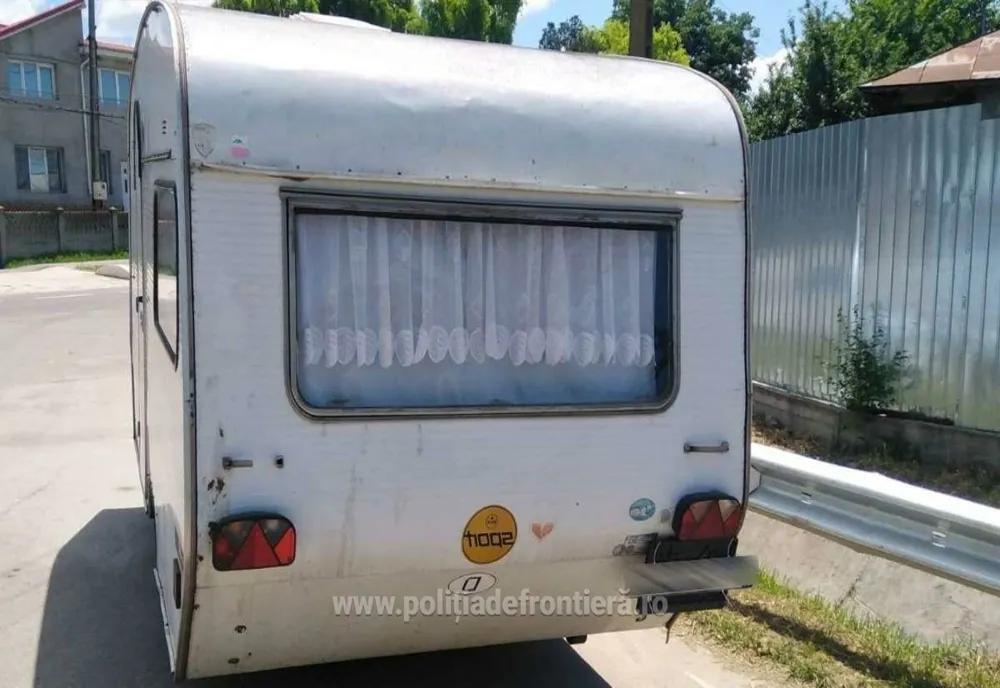 Polițiștii de frontieră de la Foltești au depistat un bărbat conducând un ansamblu de vehicule, a cărui rulotă nu era înmatriculată