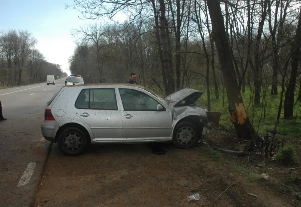 O șoferiță de 23 de ani a părăsit partea carosabilă și a intrat cu mașina într-un copac