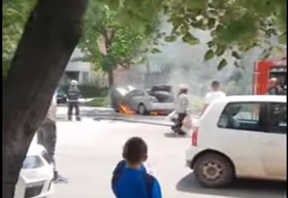O mașină a luat foc în mers