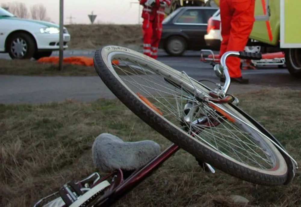 A accidentat un biciclist și a părăsit locul accidentului