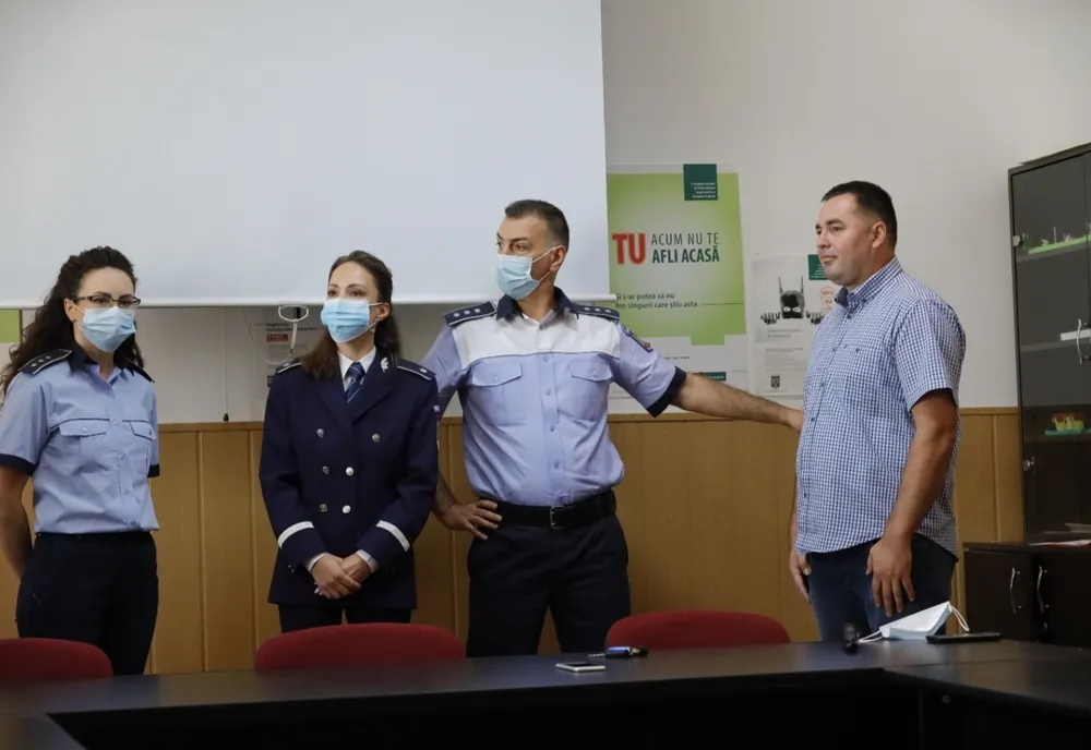 Video: Poliţiştii de la IPJ Buzău au premiat şoferul buzoian care a salvat viaţa unui pieton în Galaţi