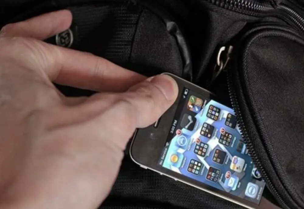 A furat un telefon dintr-o frizerie