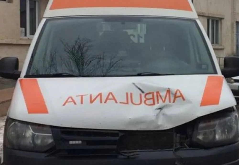 Ambulanță de la SAJ Galați, aflată în misiune, implicată într-un accident