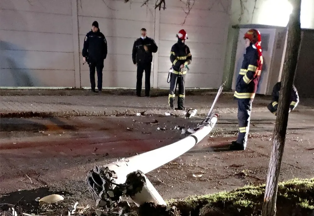Rupt de beat, a lovit două autoturisme și un stâlp de iluminat