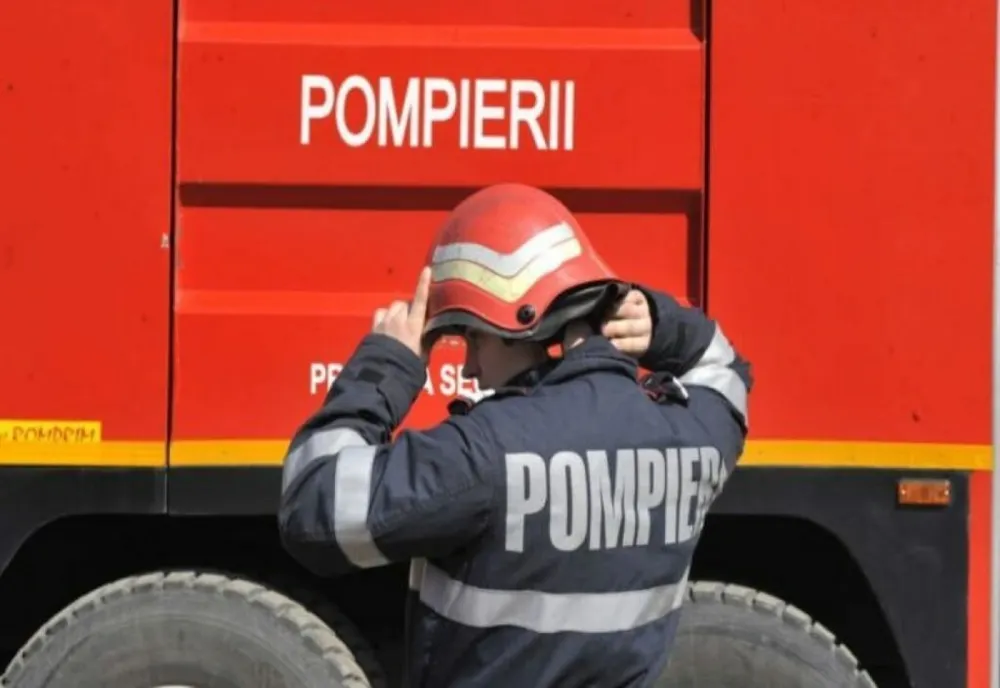 Bărbat găsit inconștient în apartamentul care a luat foc