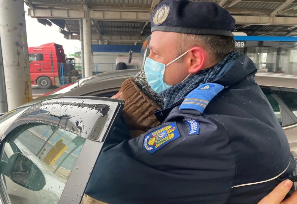 Jandarmii gălățeni au oferit flori femeilor din Ucraina care au întrat în această dimineață prin punctul de trecere a frontierei Galați