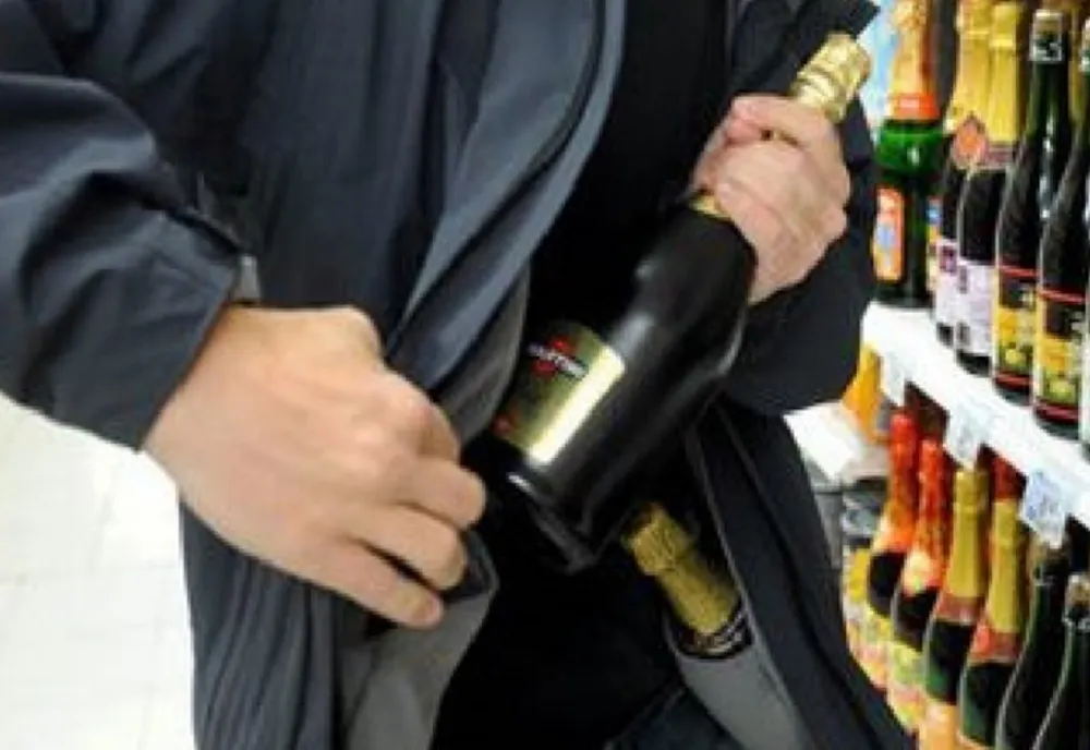 A evadat din arestul la domiciliu să fure o sticlă cu băutură alcoolică dintr-un supermarket