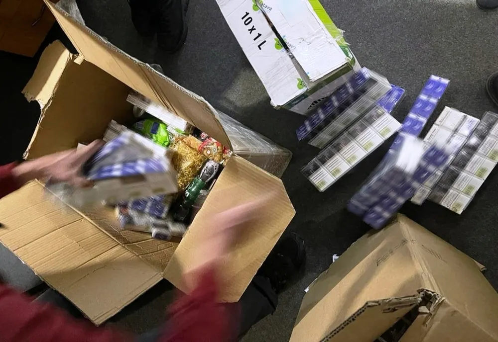 Rugat de un prieten să transporte colete cu țigări de contrabandă în Franța