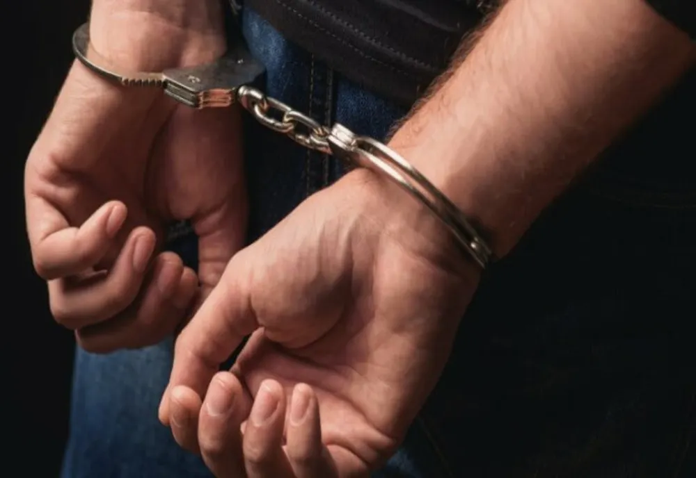 Reținut pentru 24 de ore după ce a furat un ștergător de parbriz și a încercat portierele mai multor mașini 