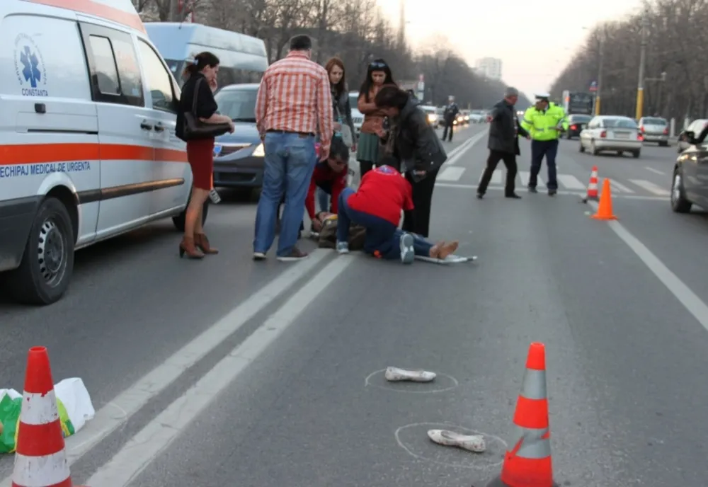 A traversat strada prin loc nepermis și a fost acroșată de un autoturism