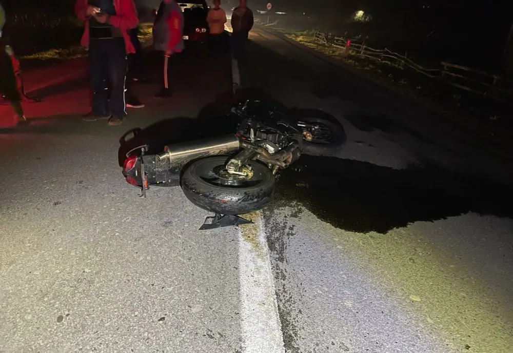 Un motociclist băut a trecut în viteză peste denivelarea pentru limitarea vitezei și a intrat în impact cu un autoturism