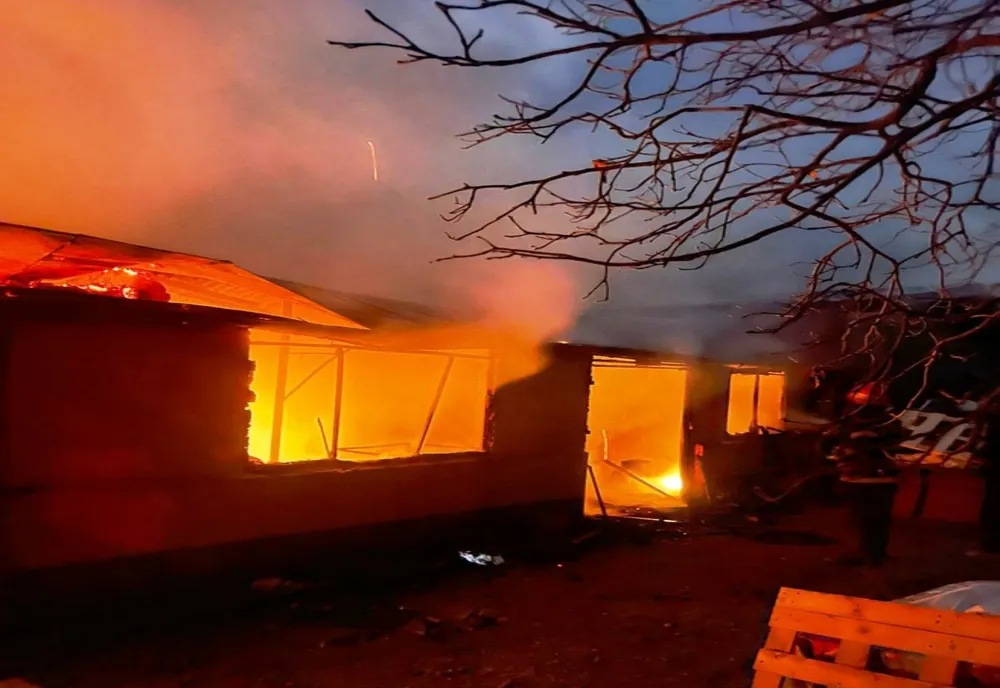 Doi bărbați din comuna Tulucești, județul Galați, cercetaţi pentru incendierea intenţionată a unei case din aceiași localitate