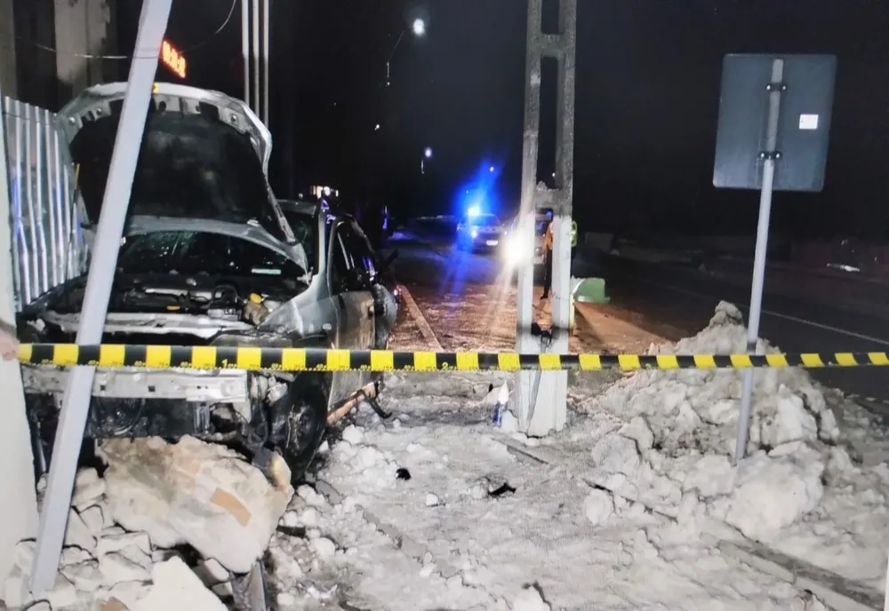 A intrat cu mașina într-un stâlp de electricitate. Un adolescent, pasager în autoturism, a decedat la spital