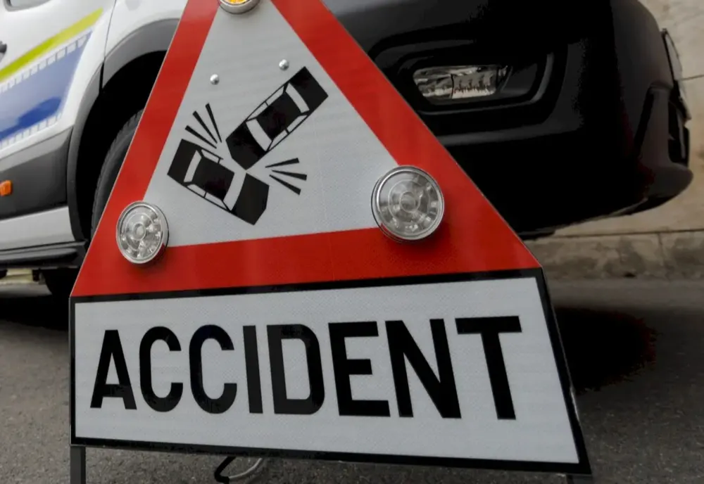 O șoferiță de 17 ani, posesoare de permis de conducere valabil de categoria B1, nu a acordat prioritate și a provocat un accident cu 3 persoane rănite