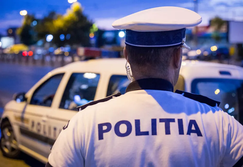 Polițist agresat într-un bar de două femei când încerca să-l aresteze pe fiul uneia dintre ele