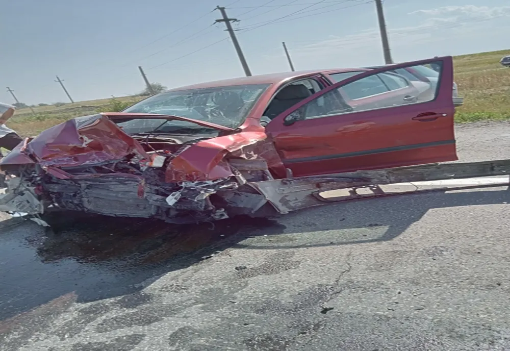 Accident cu 3 autoturisme implicate pe DJ 251, în apropiere de localitatea Schela, din județul Galați
