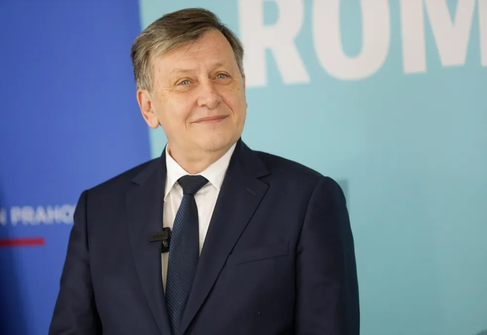 CRIN ANTONESCU, ATACURI CU UMOR LA CONTRACANDIDAȚI: CIOLACU SAU BOLOJAN? PE CINE AR ARUNCA DIN BARCĂ ÎN MIJLOCUL RECHINILOR